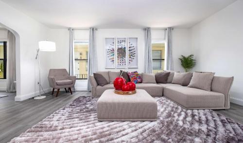 Cheerful 4 Bedroom Home With Huge Yard And Parking