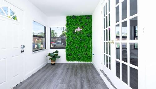 Cheerful 4 Bedroom Home With Huge Yard And Parking