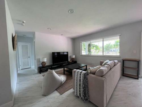 Beach House Bungalow With Pool North Miami Beach