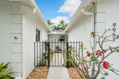 Chic Coastal - Heated Pool, Near Everything!