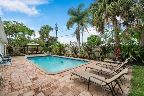 Chic Coastal - Heated Pool, Near Everything!