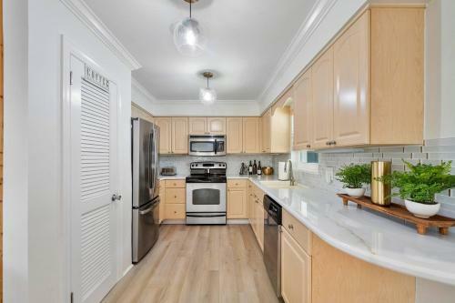 Chic Coastal - Heated Pool, Near Everything!