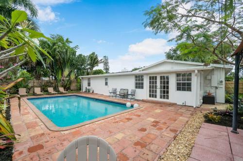 Chic Coastal - Heated Pool, Near Everything!