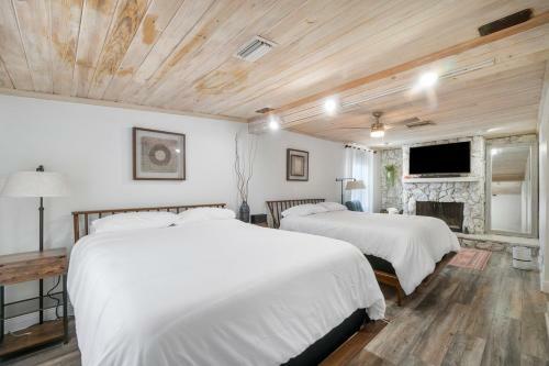 Chic Coastal - Heated Pool, Near Everything!