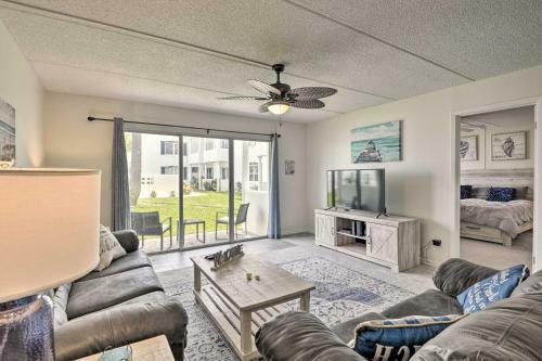 Apartamento Coastal Condo Escape With Patio Steps To Beach