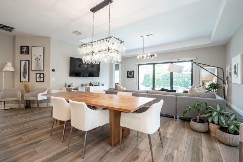Luxurious Home With Optional Chauffer & Butler Service
