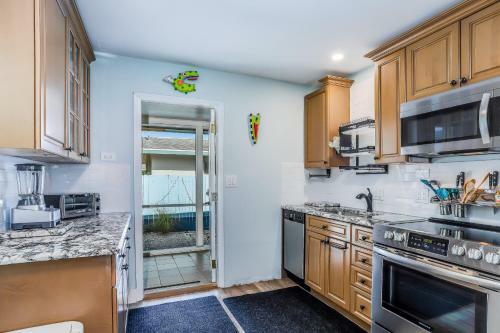 Smuggler's Hideaway - 2 Blocks From Tin City