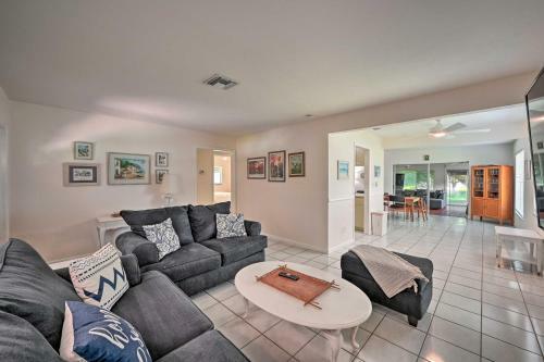 Bright Family Home, Walk To Vanderbilt Beach!