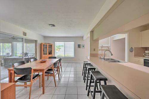 Bright Family Home, Walk To Vanderbilt Beach!