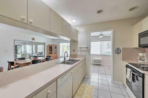 Bright Family Home, Walk To Vanderbilt Beach!