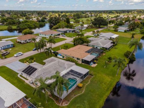 Florida Oasis - Private Dog Friendly Villa With Solar Pool - Sleeps 6