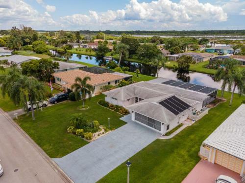 Florida Oasis - Private Dog Friendly Villa With Solar Pool - Sleeps 6