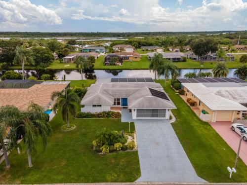 Florida Oasis - Private Dog Friendly Villa With Solar Pool - Sleeps 6