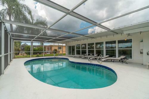 Florida Oasis - Private Dog Friendly Villa With Solar Pool - Sleeps 6