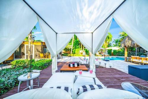 Chique Pool And Tiki Resort