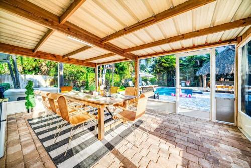 Chique Pool And Tiki Resort
