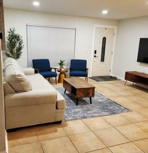 New! Perfect Vacation Home With Pool Near Beaches