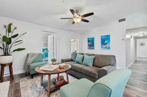 Family Friendly W/pool. 5 Miles To Madeira Beach