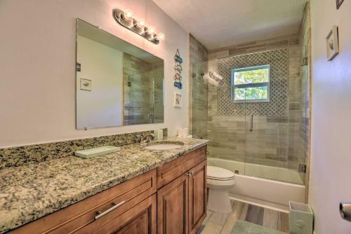 Bright Ruskin Home Less Than 2 Mi To Beach And Marina!