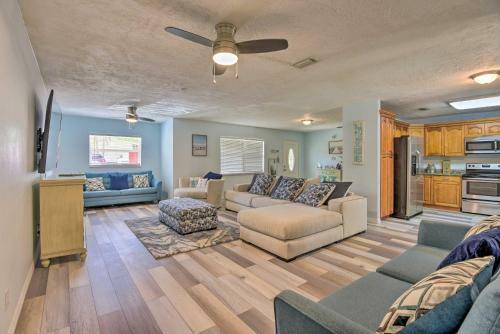 Bright Ruskin Home Less Than 2 Mi To Beach And Marina!