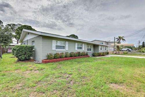 Bright Ruskin Home Less Than 2 Mi To Beach And Marina!