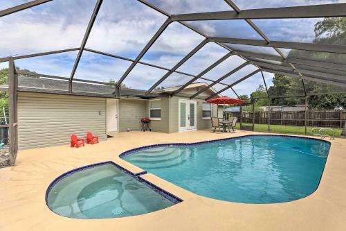 Bright Ruskin Home Less Than 2 Mi To Beach And Marina!