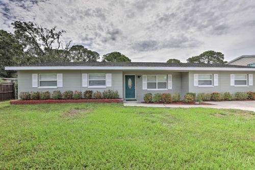 Bright Ruskin Home Less Than 2 Mi To Beach And Marina!