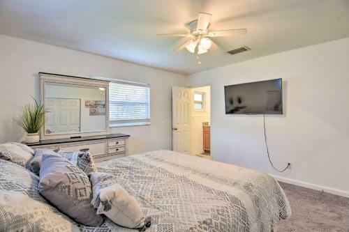 Bright Ruskin Home Less Than 2 Mi To Beach And Marina!