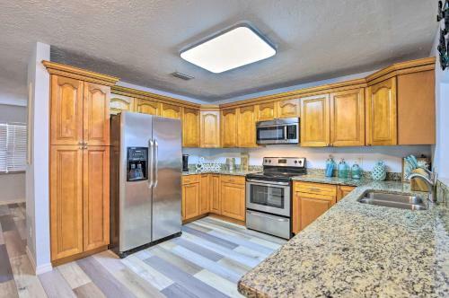 Bright Ruskin Home Less Than 2 Mi To Beach And Marina!