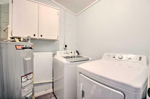 Bright Ruskin Home Less Than 2 Mi To Beach And Marina!