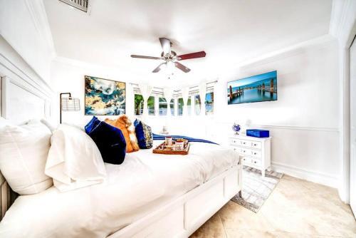 Waterfront Pool Dream Vacation