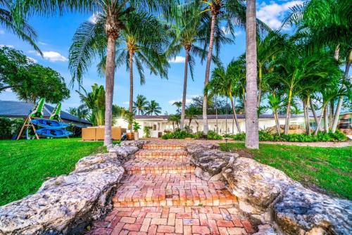Waterfront Pool Dream Vacation