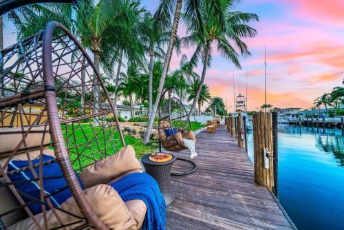 Waterfront Pool Dream Vacation