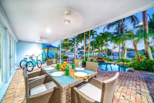 Waterfront Pool Dream Vacation