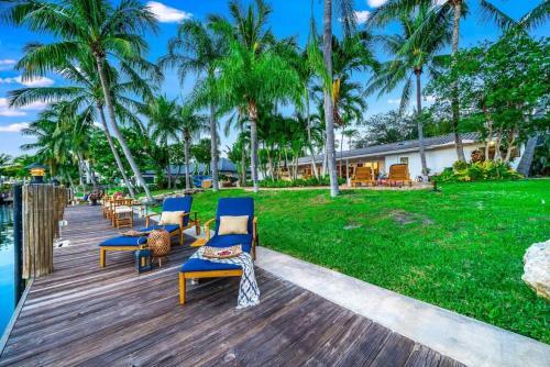 Waterfront Pool Dream Vacation