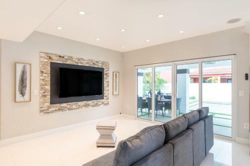Family Vacation Home With Large Pool/4 Bedroom
