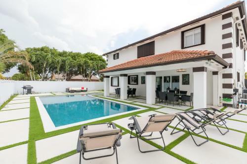 Family Vacation Home With Large Pool/4 Bedroom