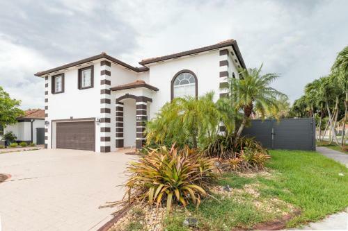 Family Vacation Home With Large Pool/4 Bedroom