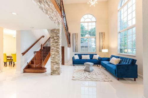 Family Vacation Home With Large Pool/4 Bedroom