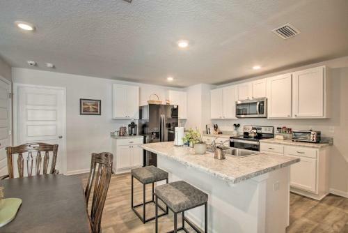Musical Pensacola Home With Fire Pit And Grill!