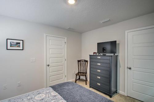 Musical Pensacola Home With Fire Pit And Grill!