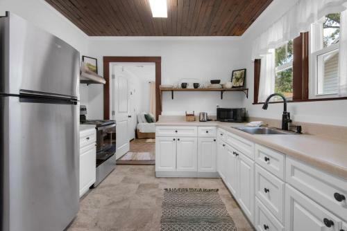 Downtown Pensacola Delight- 10 Miles From Pensacola Beach
