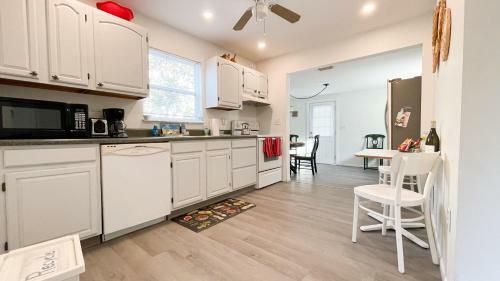 Adorable Private Cottage Close To Beach & Downtown