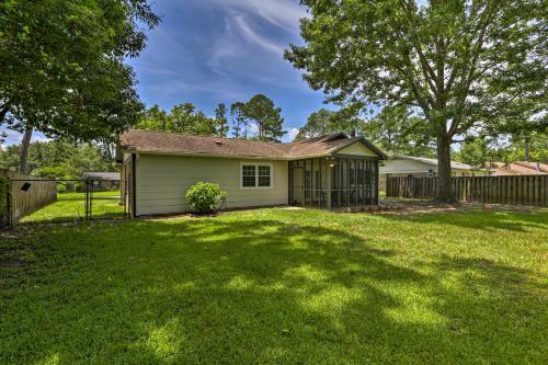 Bright Tallahassee Retreat With Lanai And Yard!