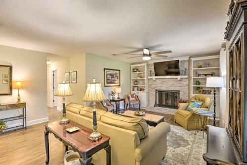 Bright Tallahassee Retreat With Lanai And Yard!