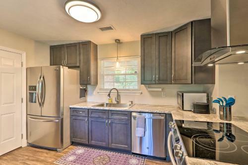 Bright Tallahassee Retreat With Lanai And Yard!