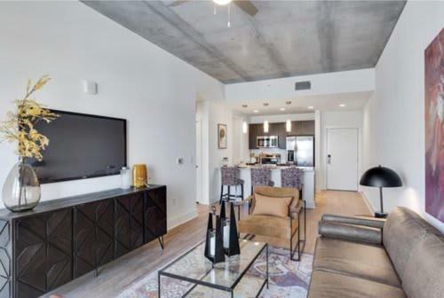 Luxe One Bedroom Apartment With Balcony