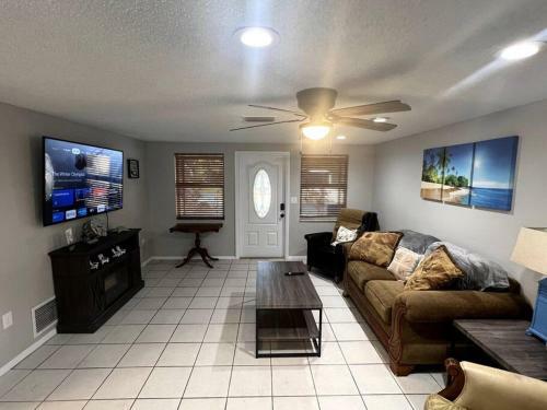Cute Home 10 Mins To Multiple Beaches & Game Room