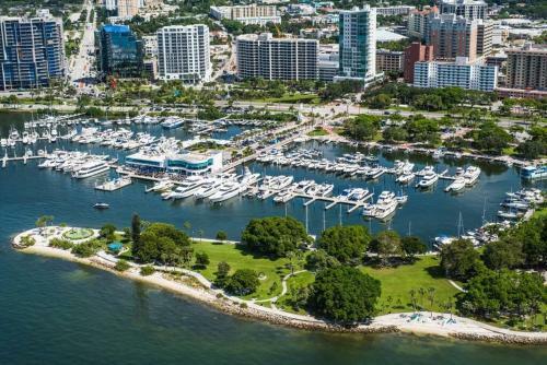 Tropical Oasis Walk To Indian Beach Shores Ringling Museum