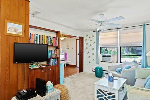 Charming East End Residence Steps To Beach